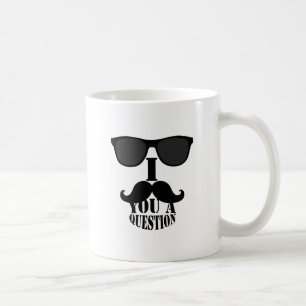 Rolig I-mustasch dig en ifrågasätta med Kaffemugg