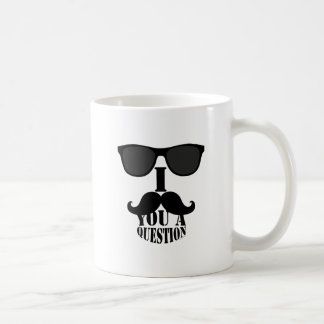 Rolig I-mustasch dig en ifrågasätta med Kaffemugg