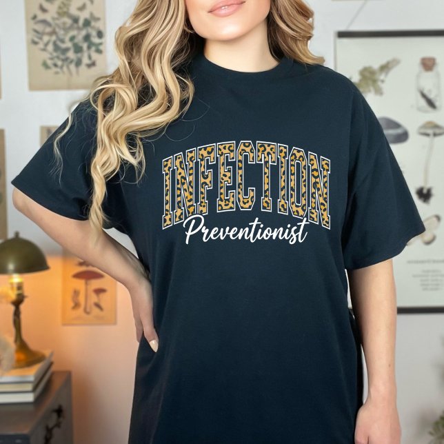 Rolig infektionsförebyggande leopardtryck medicins t shirt (Skapare uppladdad)
