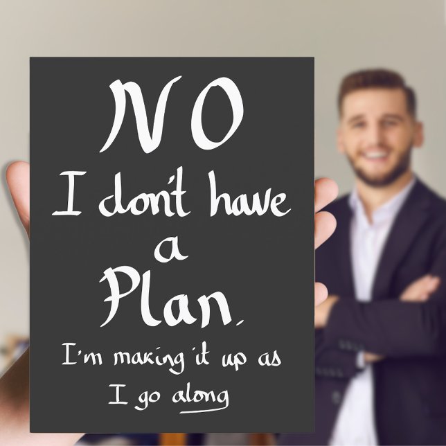 Rolig Inget Plan Snabb Arbetsrelaterad Citat Skämt Vykort (No i don’t have a plan I’m making it up as i go along funny office quote black and white typography )