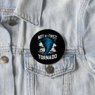 Rolig Inte Min Första Tornado Retro Storm Chaser Knapp