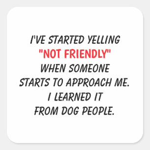 Rolig ”Inte Vänlig” Hundperson Hilarisk Kollega Fyrkantigt Klistermärke