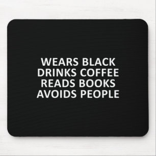 Rolig introvert bär svart dricker kaffe läser musmatta