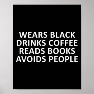 Rolig introvert bär svart dricker kaffe läser poster