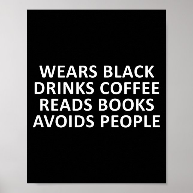 Rolig introvert bär svart dricker kaffe läser poster (Framsidan)