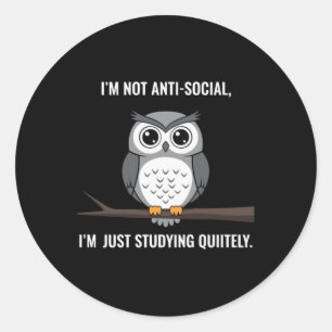 Rolig introvert uggla skjorta - Inte anti-social Runt Klistermärke
