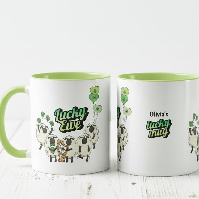Rolig Irländsk Får Lycklig Mugg  (Lucky Ewe Pun for Lucky You Funny Cartoon Sheep being Irish. Hand-Drawn Sheep, Green Shamrocks, Harp)