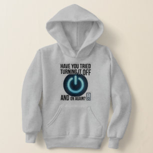 Rolig IT-supporttekniker stänger av den vita hoodi T Shirt