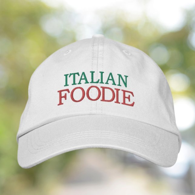 Rolig italiensk matmatlagning broderad keps (Italian Foodie embroidered in green and red on a white baseball cap for Italian food lovers)