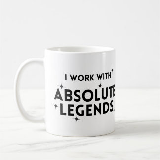 Rolig Jag arbetar med absoluta legender Kaffemugg