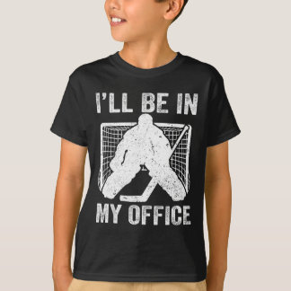 Rolig Jag Kommer Att Vara På Mitt Kontor Ishockeys T Shirt