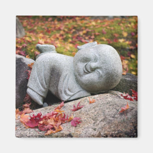 Rolig japansk munkstaty med höst löv magnet