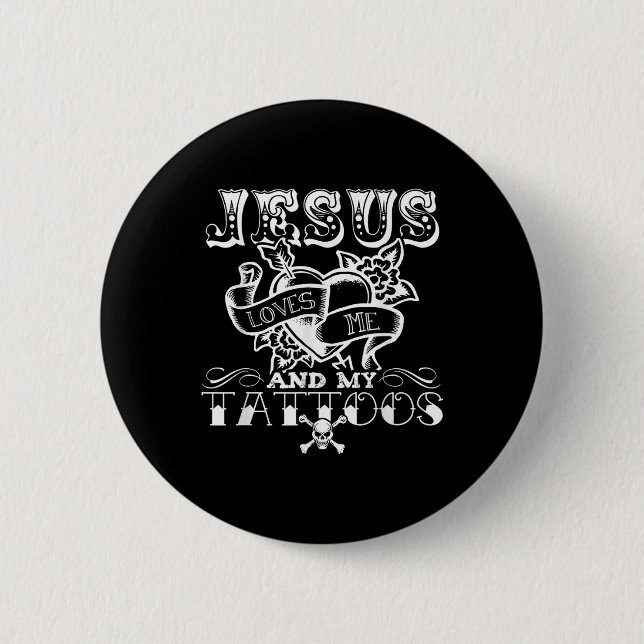 Rolig Jesus Älskar Mig Och Mina Tatueringar  Knapp (Framsida)