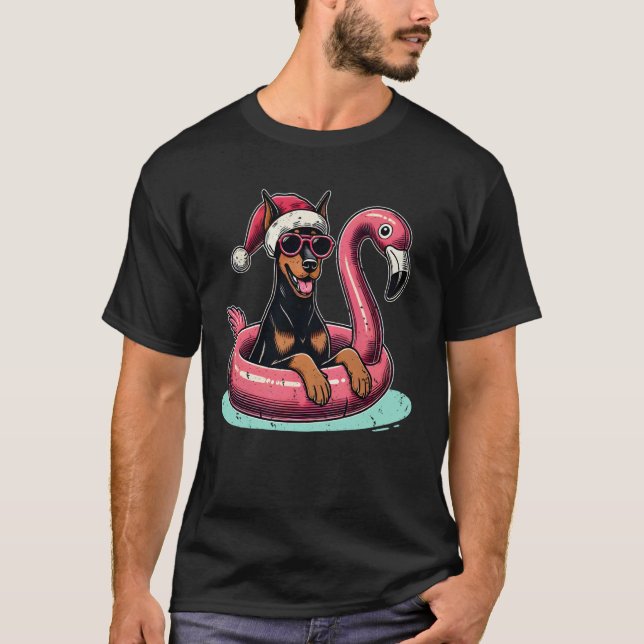 Rolig jul i juli dobermann hund jultomte flamingo t shirt (Framsida)