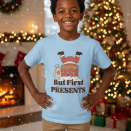 Rolig jul tomte men först presenter barn t-shirt