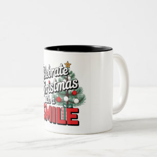 Rolig Julfirande med en leende mugg
