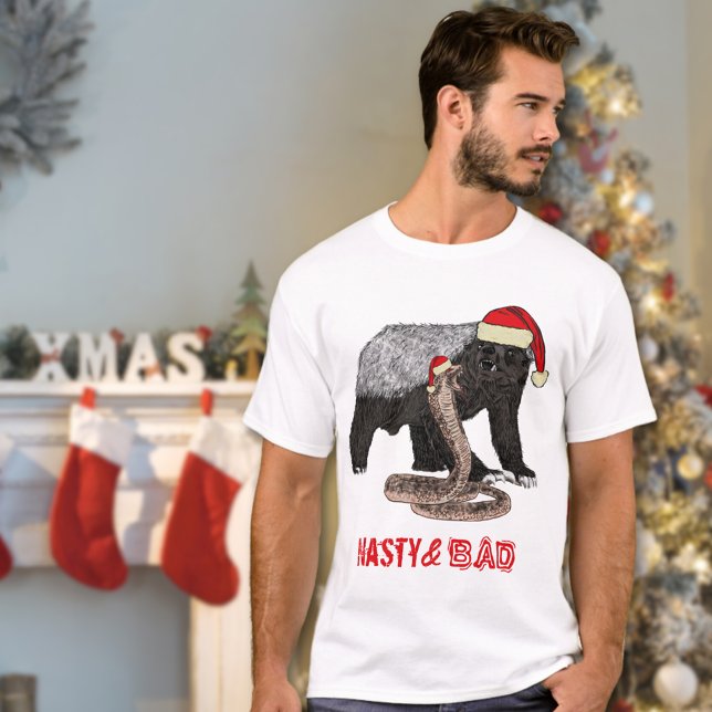 Rolig julhonungsgrävling och orms slogan t shirt (Funny christmas honey badger nasty and bad quote T-Shirt honey badger and snake wearing Santa hats )