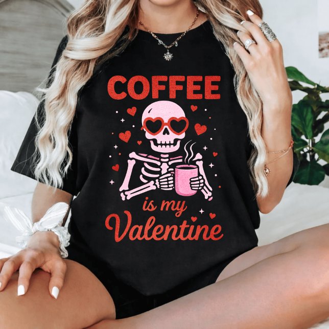 Rolig kaffe är min älskande skelettvalentin  t shirt (Skapare uppladdad)