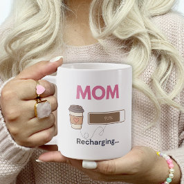 Rolig kaffemamma som laddar kaffecitat kaffemugg
