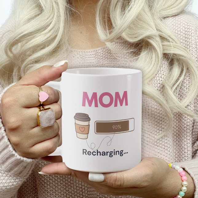 Rolig kaffemamma som laddar kaffecitat kaffemugg (Skapare uppladdad)