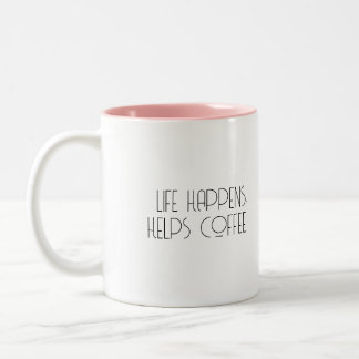 Rolig kaffemug med texten Livet Händer Kaffen Hjäl Två-Tonad Mugg