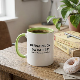 Rolig kaffemugg med låg batterinivå Sarksast humor