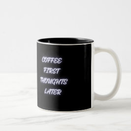 Rolig kaffemugg med texten 'Kaffet först, tankarna