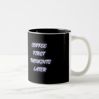 Rolig kaffemugg med texten 'Kaffet först, tankarna