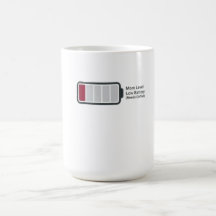Rolig kaffemugg med texten "Mamma-nivå: Låg batter