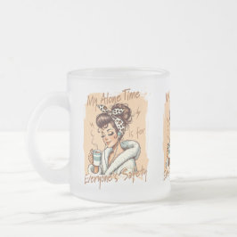 Rolig kaffetid tjej på morgonen frostad glasmugg