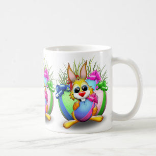 Rolig kanin som biter på ett påskägg kaffemugg