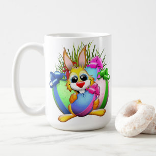 Rolig kanin som biter på ett påskägg kaffemugg