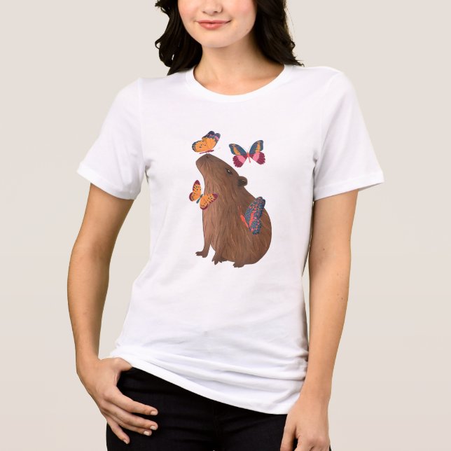 Rolig Kapybara med Fjäril – Sött Gnagardjur T Shirt (Framsida)
