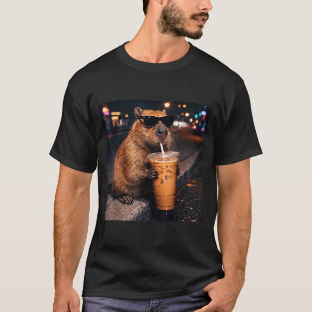 Rolig kapybara som dricker iskaffe älskare djur t shirt (Framsida)