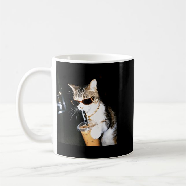Rolig katt dricker iskaffe humor meme kattunge kaffemugg (Vänster)