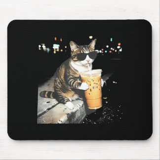 Rolig katt dricker iskaffe musmatta