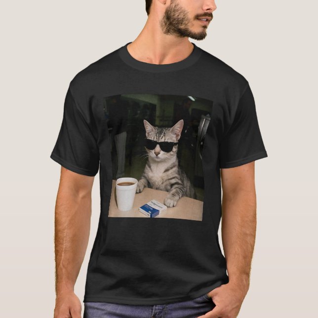 Rolig Katt Dricker Kaffe Solglasögon Djur Meme T Shirt (Framsida)