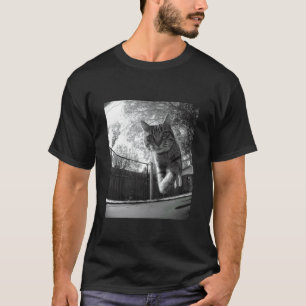 Rolig katt hoppar på trampolin Bakgård Djur Gr T Shirt
