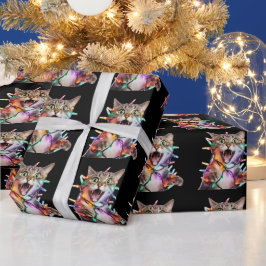 Rolig katt intrasslad i julgransbelysning presentpapper