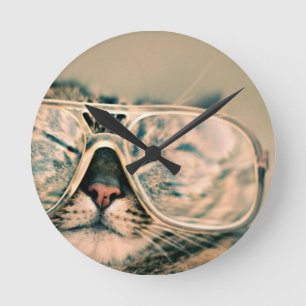 Rolig katt med exponeringsglas rund klocka