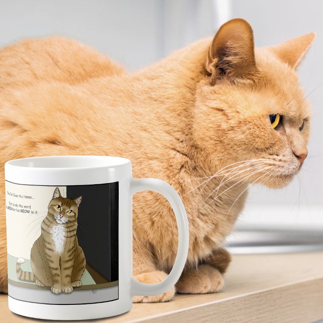Rolig katt med orange tabbmaskad husägare kaffemugg (Skapare uppladdad)
