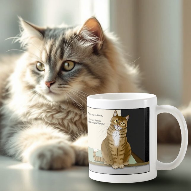 Rolig katt med orange tabbmaskad husägare kaffemugg (Skapare uppladdad)