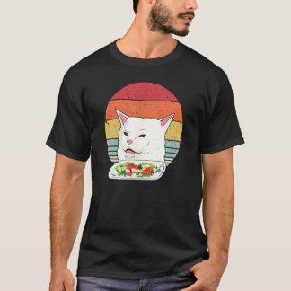 Rolig katt-meme, retro katt som skriker medan den t shirt