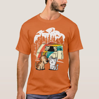 Rolig katt och hund camping med vänner husvagn fri t shirt