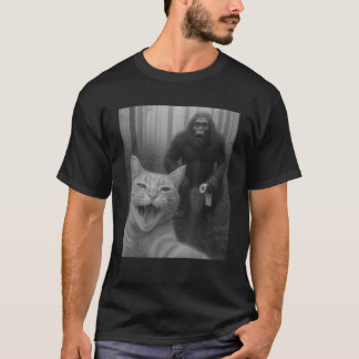Rolig katt överraskad lycklig selfie med Bigfoot S T Shirt
