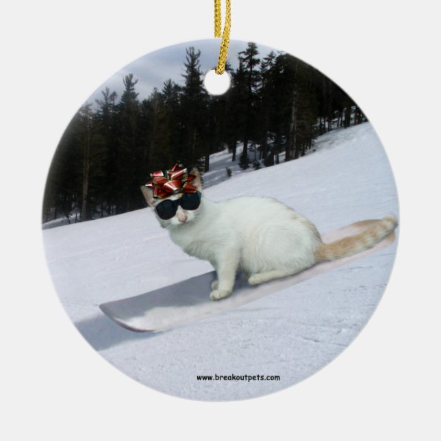 Rolig katt på en Snowboardhelgdagprydnad Julgransprydnad Keramik (Framsidan)
