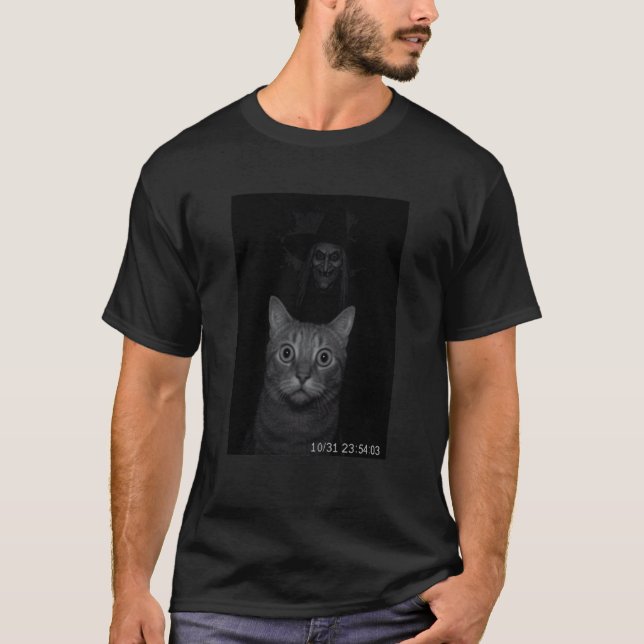 Rolig Katt På Säkerhetskamera med Häxa Halloween T Shirt (Framsida)