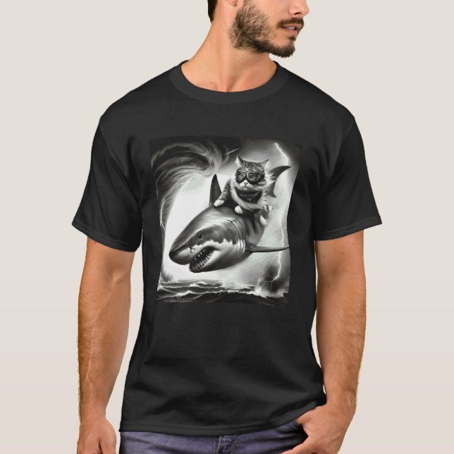 Rolig Katt Ridande en Haj i Tornado Meme T Shirt (Framsida)