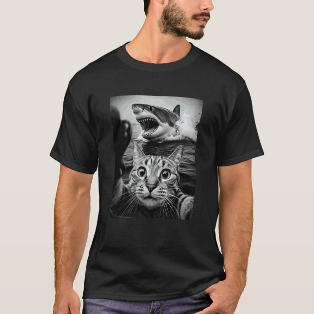 Rolig katt-selfie med haj t shirt (Framsida)