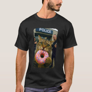 Rolig katt som äter donut på polishus Katt Selfi T Shirt